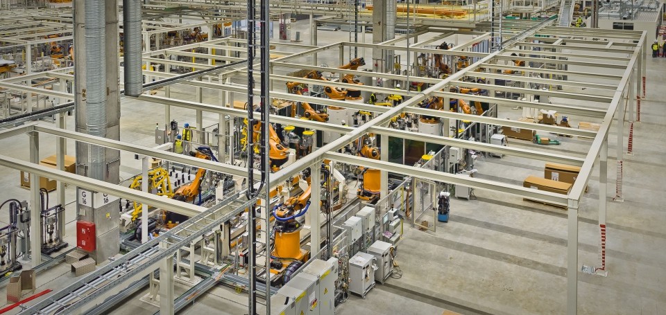 Jolanta Musielak z zarządu Volkswagen Poznań poinformowała na konferencji, że w nowej fabryce zatrudnienie znalazło dotąd 1,6 tys. osób. Trwa rekrutacja pracowników drugiej i trzeciej zmiany.
<br>
„Dobrą informacją dla nas i dla rynku pracy jest to, że wiele osób wraca z zagranicy; w naszej fabryce znajdują zatrudnienie osoby, które dotąd pracowały w Holandii, czy Niemczech. Planujemy zatrudnić na liniach produkcyjnych większą liczbę pań. W tej chwili jest ich kilka, docelowo ma być ok. 200” – podała.