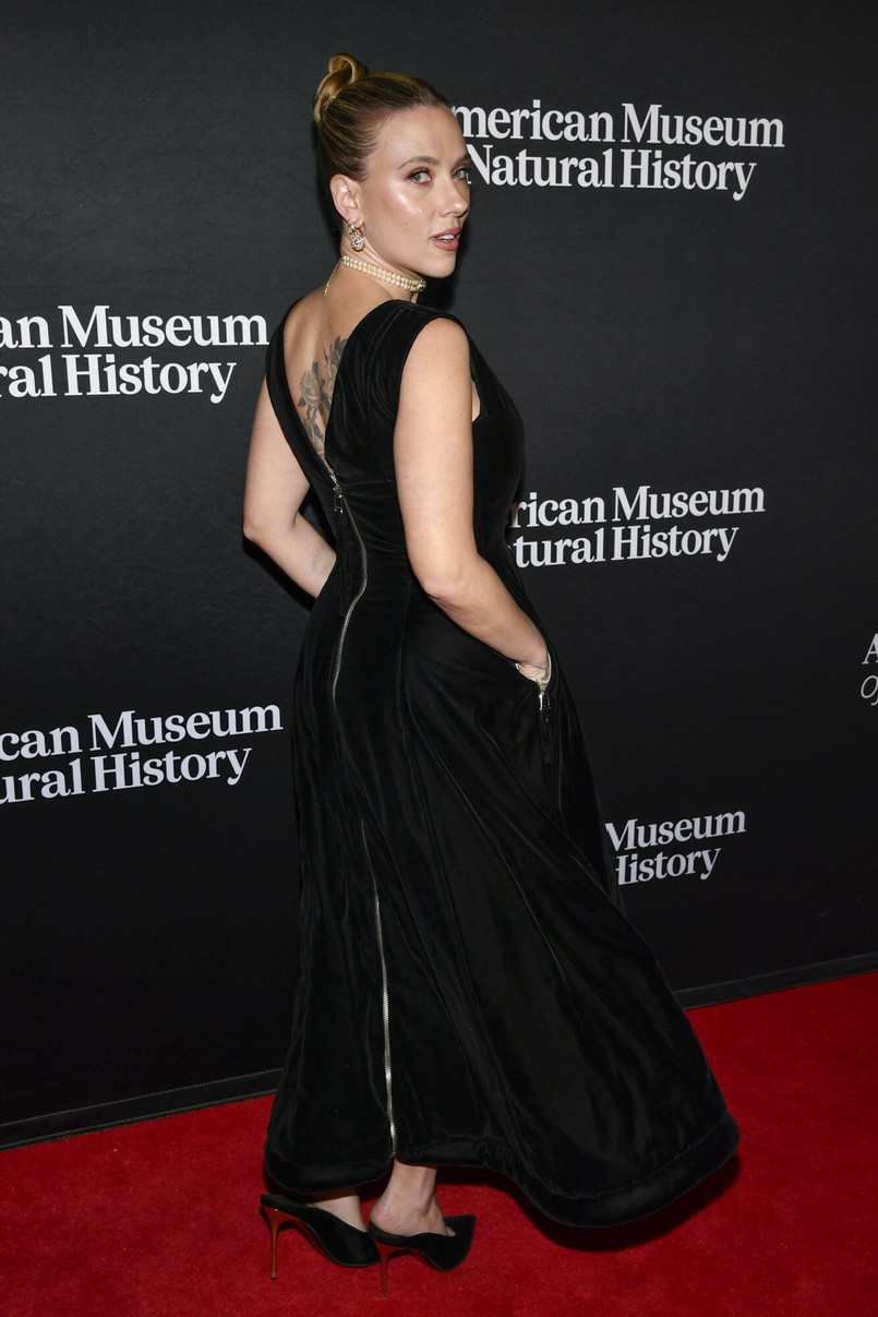 Scarlett Johansson wybrała czarną suknię, do której dobrała biżuterię z pereł