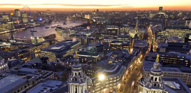 1. Londyn. Dokąd udać się w Europie na zakupy? Oczywiście do Londynu. Każdy turysta znajdzie coś odpowiedniego dla siebie. Styl nie gra roli. Różnorodność kulturowa Londynu pozwala na znalezienie swojego własnego, niepowtarzalnego stylu.