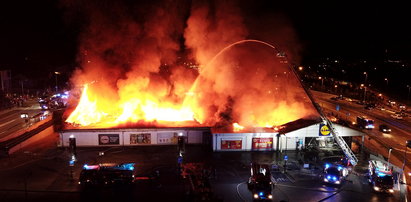 Potężny pożar marketu w Kielcach. Zawalił się dach budynku
