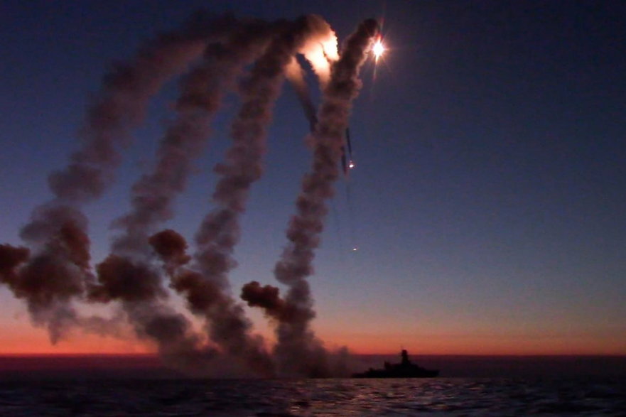 Salwa pocisków “Kalibr” odpalana z rosyjskiej korwety typu Bujan M, podczas wojny z Ukrainą.