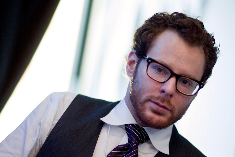 Sean Parker, współtwórca portali Napster, Plaxo i Causes. Był jednym z członków grupy tworzącej Facebooka. Parker nigdy nie rozpoczął żadnych studiów. Programowania uczył się od ojca już w wieku 7 lat. W wieku 16 został skazany na prace społeczne za hakerstwo. Cztery lata później, w 1999 roku (miał wtedy 20 lat), założył darmowy serwis Napster, pozwalający za darmo wymieniać pliki muzyczne. I to był początek jego kariery.