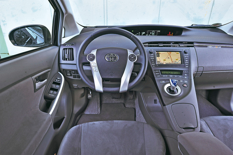 Toyota Prius kontra VW Golf - Parada przeciwieństw