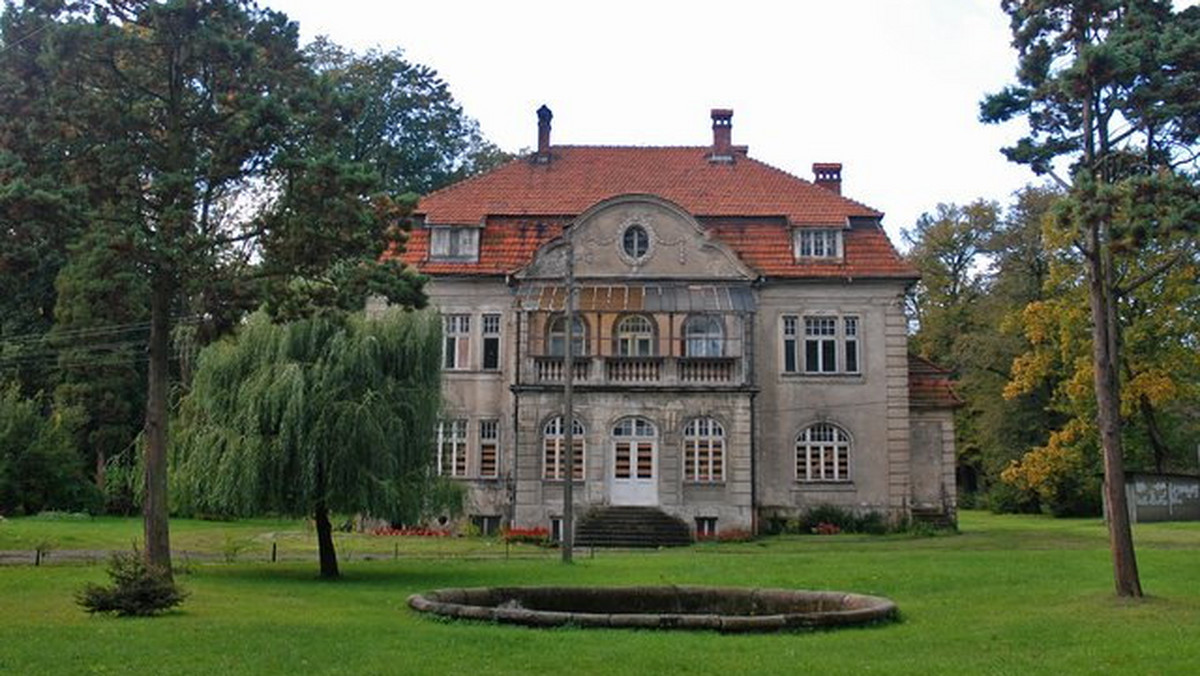 Zabytkowy pałac i park rodziny Thetschlów w Jaszczurowej (Małopolskie) został zabezpieczony przed wodami powstającego zbiornika Świnna Poręba. Prace zlecone przez Regionalny Zarząd Gospodarki Wodnej w Krakowie trwały ponad 1,5 roku i kosztowały 21 mln zł.