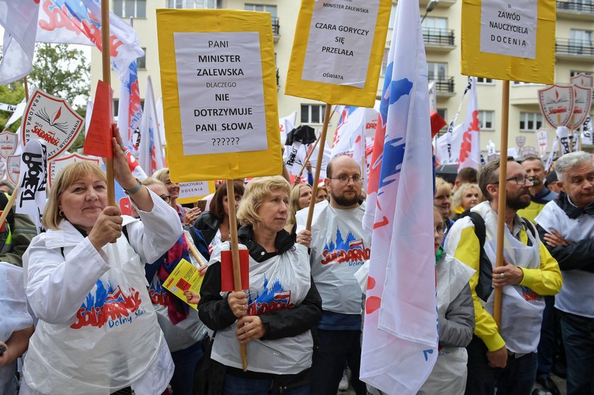 Polacy do nauczycieli: nie strajkujcie