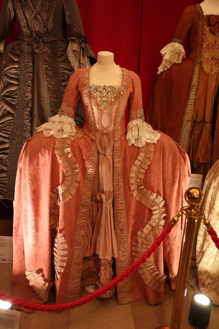 Katarina Druga je sve haljine i tkanine svoje prethodnice dala podanicima