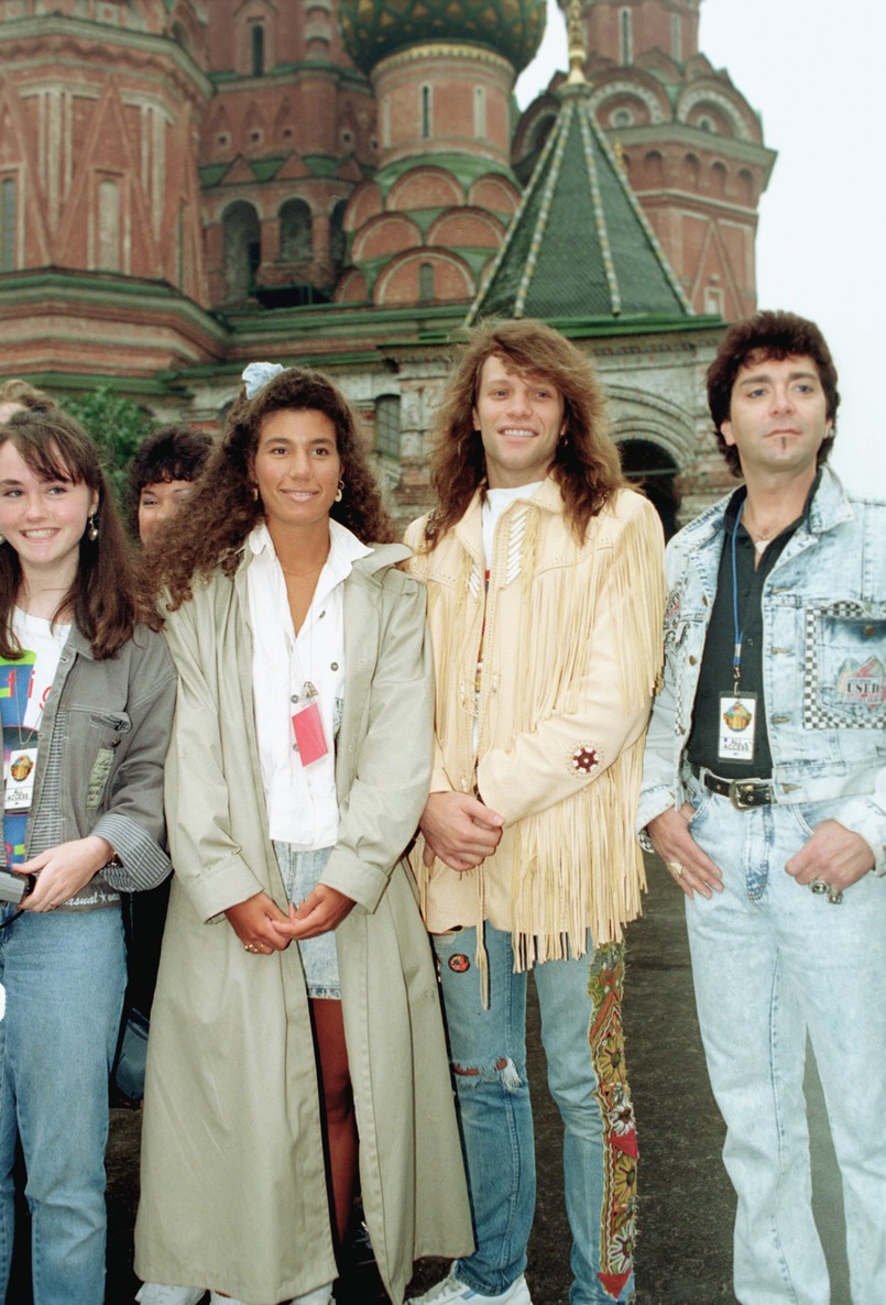 Bon Jovi to amerykański zespół założony w 1983 roku w New Jersey. Największe sukcesy formacja pod wodzą wokalisty Jona Bon Jovi odnosił na przełomie lat 80. i 90., gdy na rynek trafiły płyty "Slippery When Wet", "New Jersey", "Keep The Faith" i "These Days"