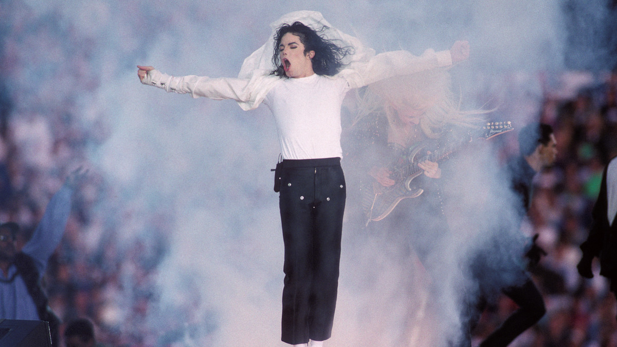 Kilkadziesiąt stacji z Kanady i Nowej Zelandii zdecydowało się przestać odtwarzać muzykę Michaela Jacksona. W ubiegłym tygodniu taką decyzję podjęło brytyjskie BBC.