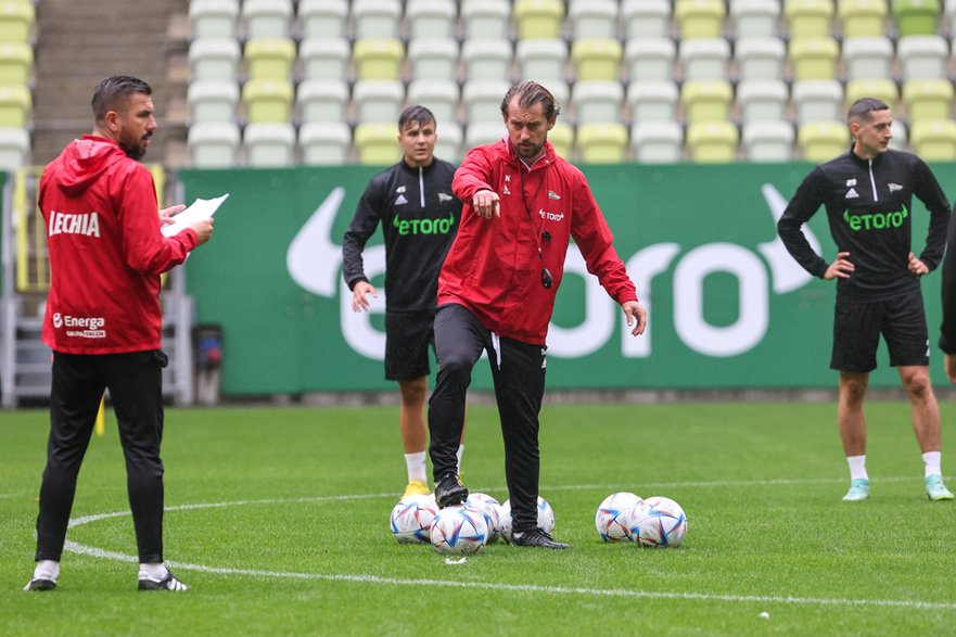 Tomasz Kaczmarek i Łukasz Jankowski (pierwszy z lewej) byli razem na stażu w Leeds United i w Liverpoolu. 