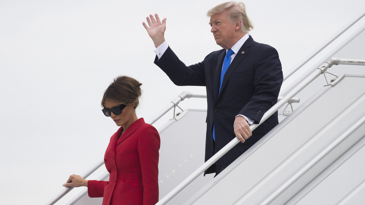 Donald Trump z żoną Melanią na lotnisku w Paryżu