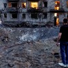Eksplozija je napravila krater pored bombardovanih zgrada u Kijevu | Foto: Reuters
