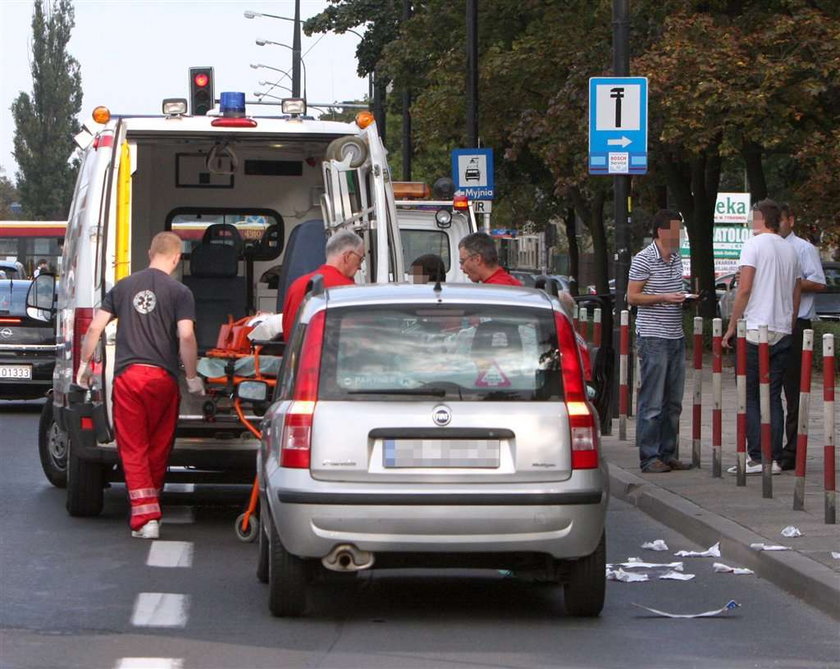 Wbiegł pod auto