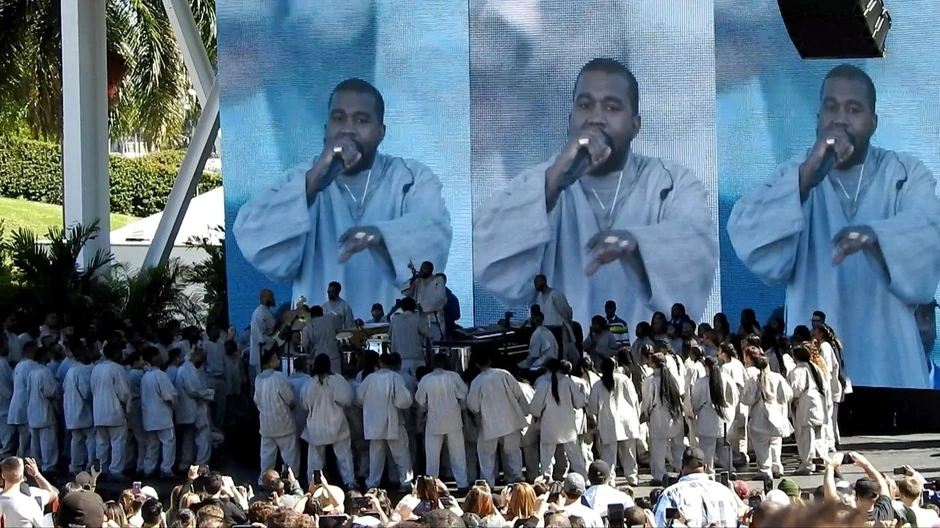 Kanje Vest sa svojim gospel horom povodom Superboula 2020. u Majamiju