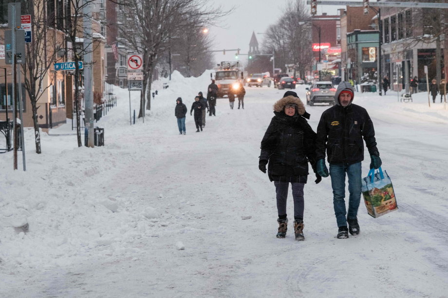Zaśnieżona ulica w Buffalo. 26 grudnia 2022 r.