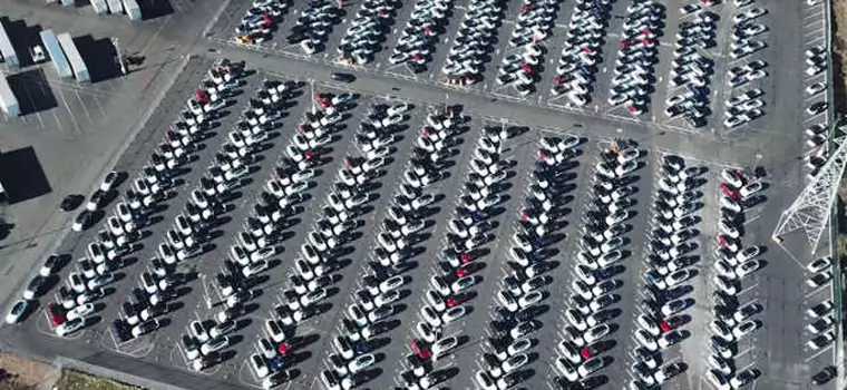 Zdjęcia z drona pokazują setki Tesli Model 3 na parkingu