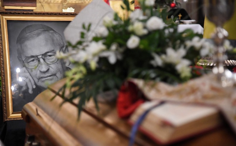 Bp Tadeusz Pieronek zmarł 27 grudnia, miał 84 lata. W czwartek żegnali go członkowie Konferencji Episkopatu Polski m.in. sekretarz generalny bp Artur Miziński, duchowni, władze krakowskich uczelni, politycy i wierni m.in. górale z jego rodzinnej wsi Radziechowy na Żywiecczyźnie.