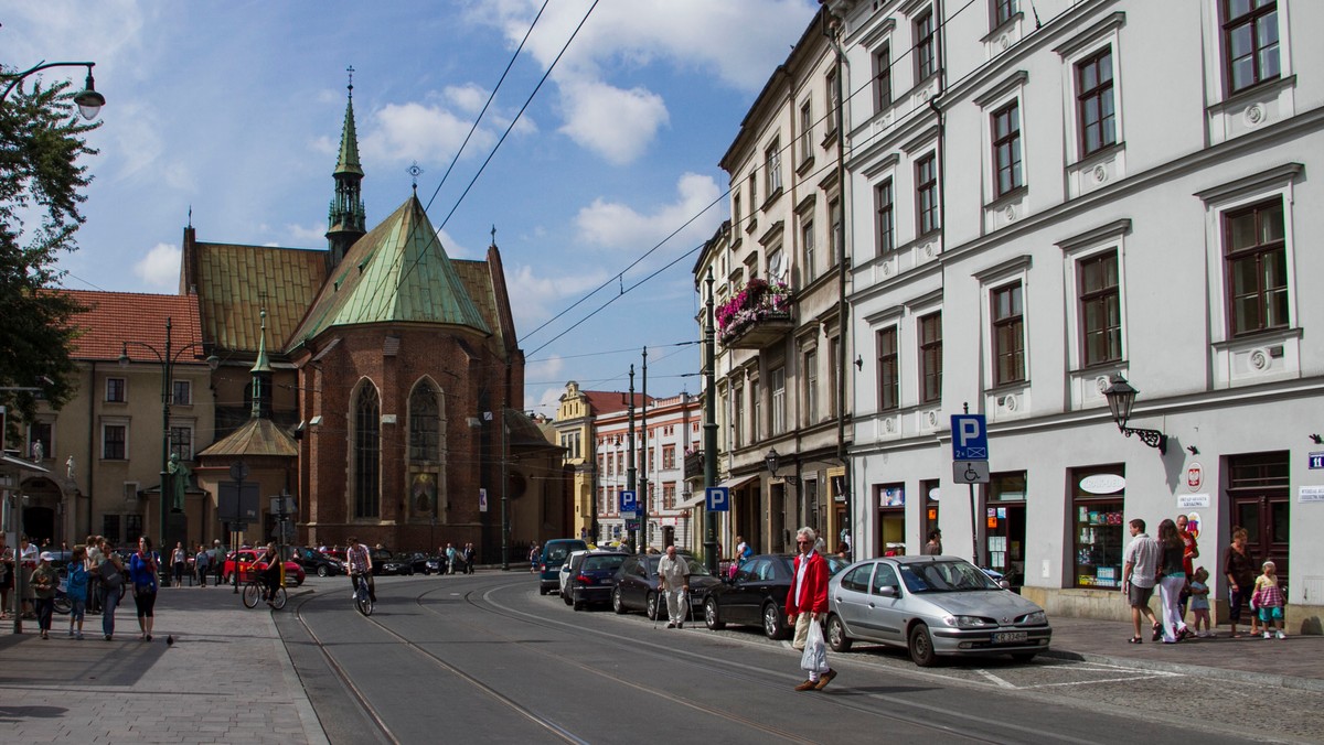 To już pewne. Krakowski magistrat stracił kamienicę u zbiegu ulicy Grodzkiej i placu Wszystkich Świętych, w ścisłym centrum miasta. Obecnie w tym budynku mieści się wydział kultury, a na remont obiektu w ostatnich latach wydano 1,45 miliona złotych. Urzędnicy muszą jednak opuścić budynek, bo ten decyzją sądu trafił w ręce Fundacji im. Tadeusza i Jana Oświecimskich. W jej władzach zasiada mecenas, którego nazwisko kojarzone jest z kontrowersyjnym przejęciem kamienicy przy ulicy Łobzowskiej 6. Sąd Najwyższy uznał właśnie, że nie ma żadnych zastrzeżeń, a wyrok jest prawomocny.