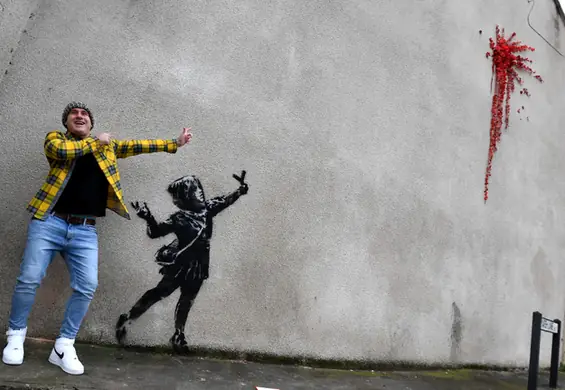 Walentynkowy mural Banksy'ego zniszczony przez wandali. Wytrzymał niecałe 48 godzin