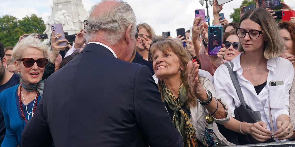 Król Karol III został pocałowany przez Pałacem Buckingham przez kobietę. 