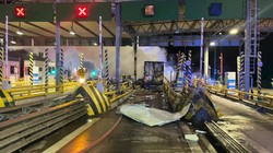 Tragedia na autostradzie. Ciężarówka staranowała bramki i stanęła w płomieniach