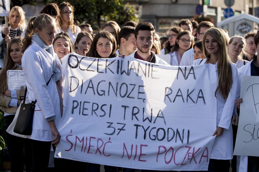 Pikieta studentów medycyny w geście poparcia dla protestujących lekarzy-rezydentów z Warszawy