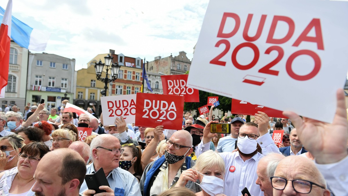 Po niedzielnym wiecu poparcia dla Andrzeja Dudy w Wejherowie policja przeszukała mieszkanie działaczy KOD, bo jedna z uczestniczek zgłosiła kradzież złotego łańcuszka,  wartego kilka tysięcy złotych. 