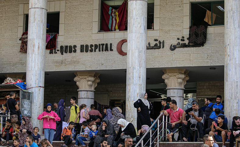 Osoby, które uciekły ze swoich domów, przed szpitalem al-Kuds w Gazie
