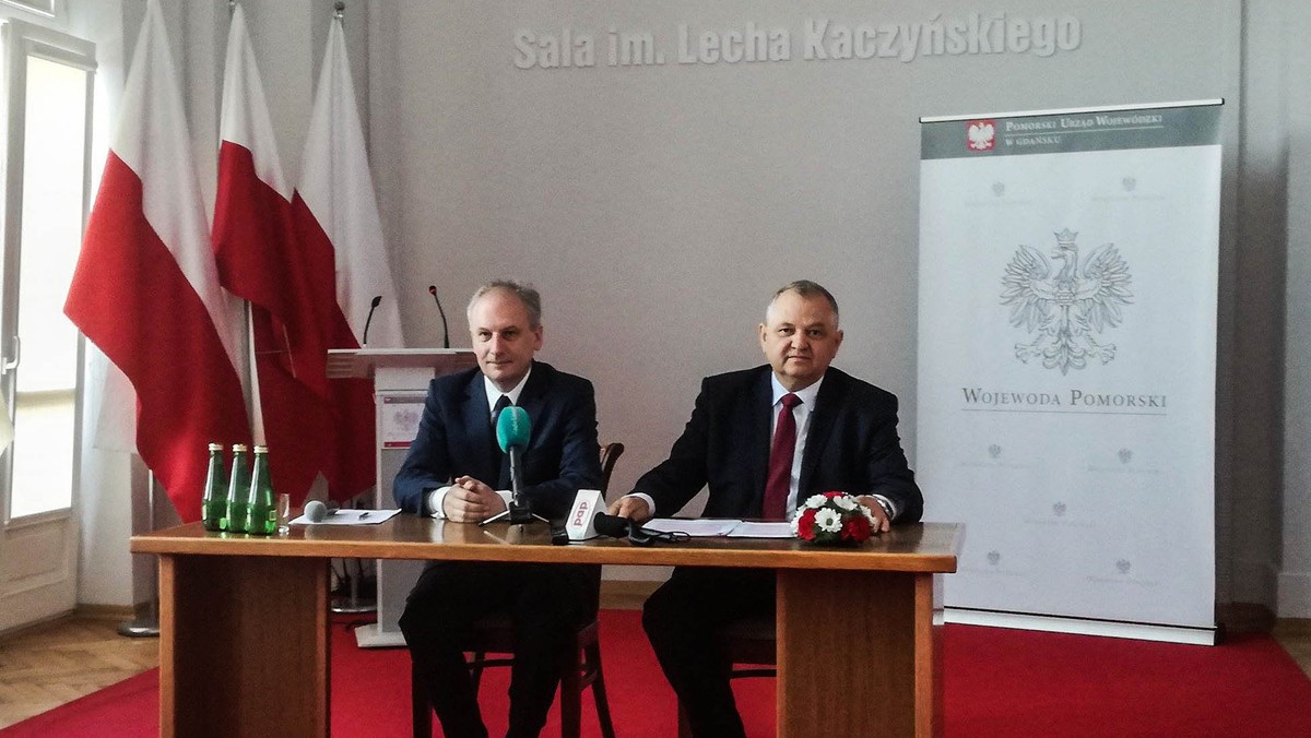 - Wiemy, że rolnicy mogą być niezadowoleni i mogą mieć poczucie odrzucenia, ale trzeba robić swoje i się nie przejmować – na dzisiejszej konferencji w Gdańsku mówił Ryszard Zarudzki, podsekretarz stanu w ministerstwie rolnictwa i wspólnie z pomorskim wojewodą przedstawił pomocowy pakiet dla osób, które zostały poszkodowane w sierpniowej nawałnicy. Skorzystać z niego będą też mogli właściciele lasów prywatnych.