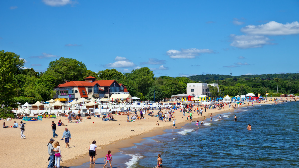 Polacy najchętniej wybierają urlop w miejscu, gdzie blisko na plażę. Górskie wspinaczki czy rajdy rowerowe są mniej popularne. Portal KAYAK.pl zbadał preferencje wyjazdowe Polaków. Według wyników ankiety aż 55 proc. Polaków planuje wyjazd na plażę, aby korzystać z letniego urlopu. To najczęściej wybierany sposób na wakacje.