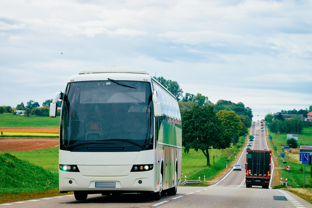 Jaką stawką ryczałtu opodatkowane są usługi pośrednictwa w sprzedaży autobusów?