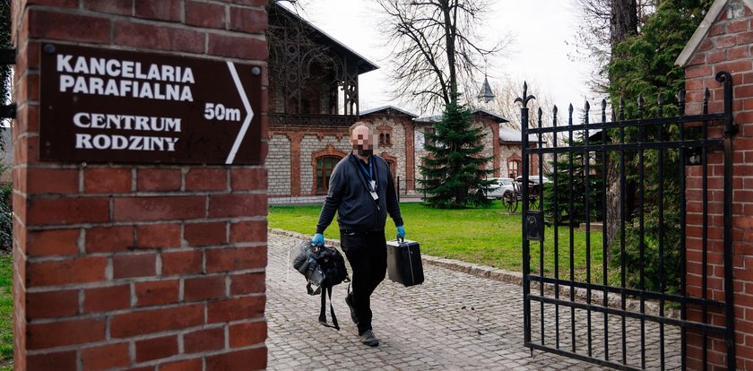 Tajemnicza śmierć młodego mężczyzny w mieszkaniu księdza w Sosnowcu. Kuria zabrała głos