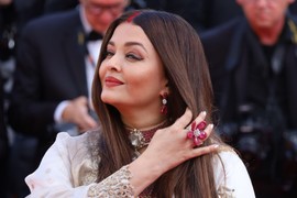 Nekad NAJLEPŠA ŽENA na kugli zemaljskoj U NARODNOJ NOŠNJI oduvala holivudske zvezde: Ručni rad, zlatni vez i talasi najfinijeg brokata RASPAMETILI KAN