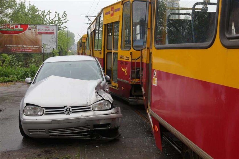 Samochód zderzył się z tramwajem