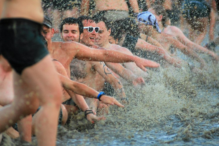 Kapiel błotna na festiwalu Przystanek Woodstock 2013