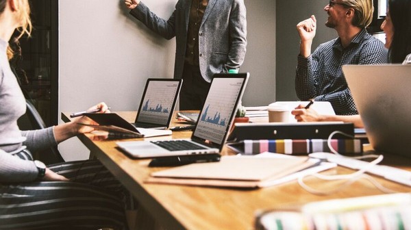 Do pracy w krakowskim urzędzie poszukiwane są osoby, które z łatwością nawiązują kontakty interpersonalne, mają umiejętności projektowania, planowania oraz realizacji projektów i zadań w wyznaczonym czasie.