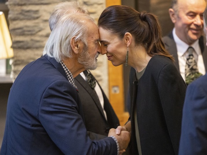 Jacinda Ardern lubi wysmakowane stylizacje...