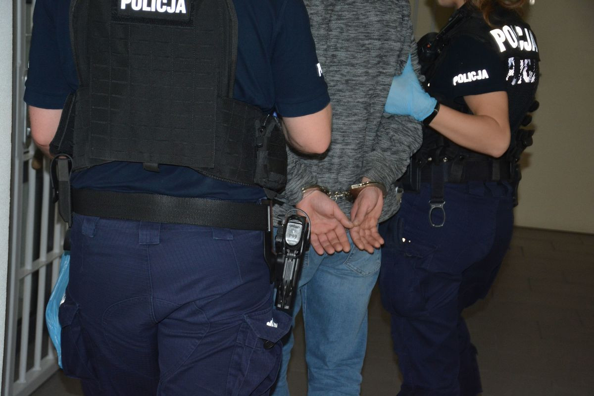 40-latek z Suwałk zatrzymany. Odpowie za serie kradzieży i rozbój
