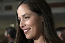 NIKAD LEPŠA! ANA IVANOVIĆ na Vimbldonu u društvu ČUVENOG BRITANCA koga Srbi gledaju godinama: Izgledala je kao MILION DOLARA, glamur od glave do pete