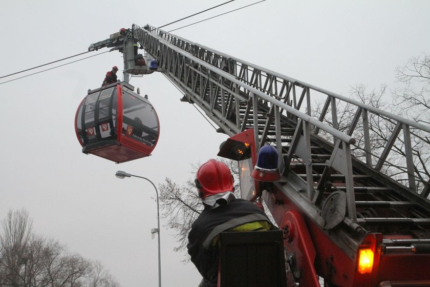 Chwile grozy we Wrocławiu. Utknęli kilka metrów nad ziemią