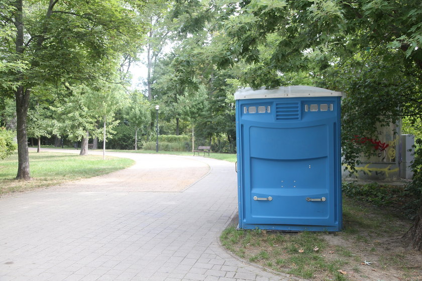 Niebieskie są zbyt krzykliwe! Radnemu nie podoba się kolor toalet