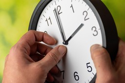 zmiana czasu na letni 2026. już wkrótce przestawiamy zegarki