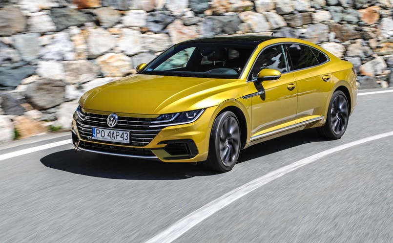 Arteon wprowadza nowy styl aut VW. Szeroki grill zachodzący na zderzak, pokrywa silnika spływająca na błotniki i szerokie lampy - właśnie taką twarz dostaną wszystkie nowe modele producenta z Wolfsburga