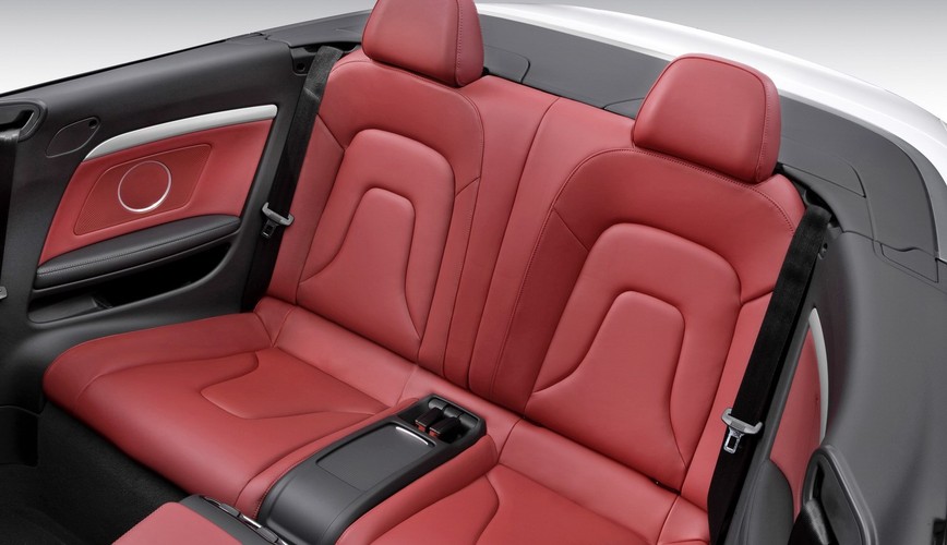 Kabina zabiera cztery osoby na osobnych fotelach