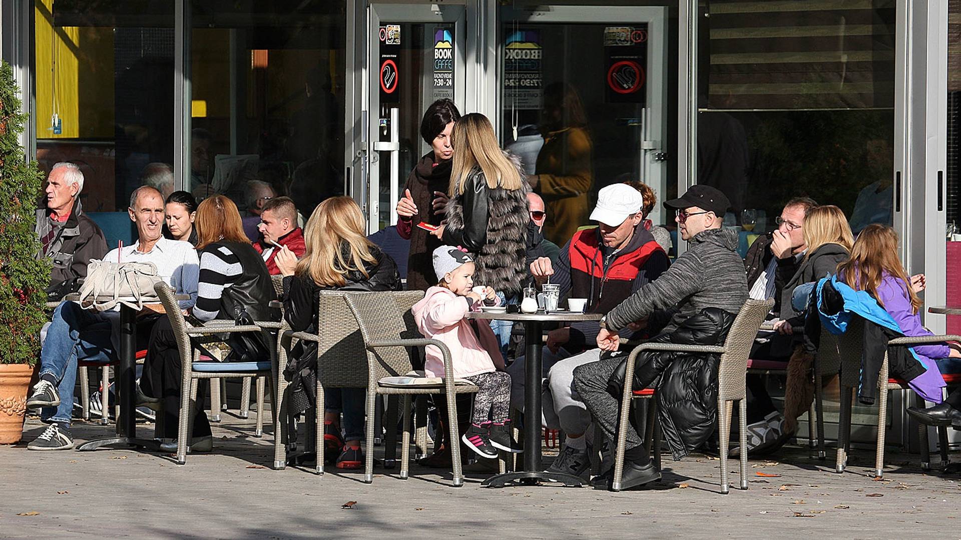 Stižu nove mere - na udaru kafići koji će opet raditi kraće