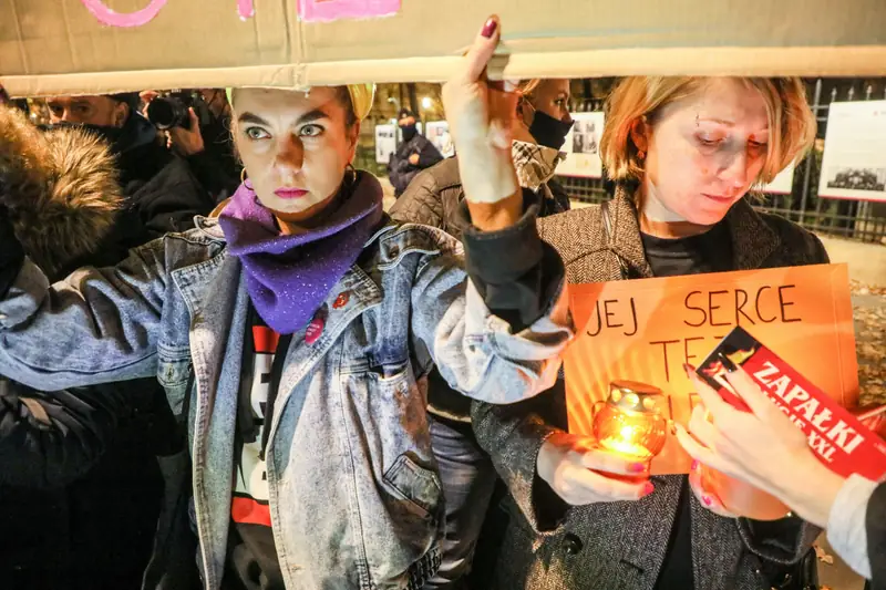 Warszawa, 01.11.2021. Protest przed siedzibą Trybunału Konstytucyjnego &quot;Ani jednej wiecej&quot; w reakcji na śmierć kobiety, której odmówiono aborcji / Jakub Kamiński, East News