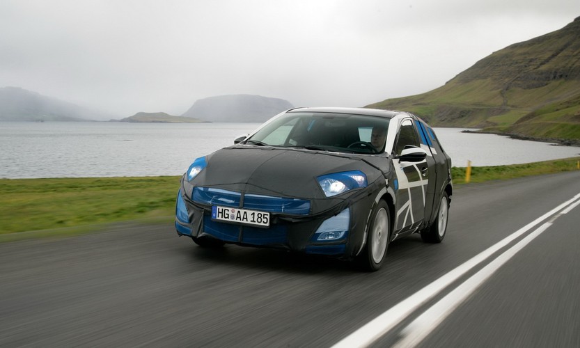 Tajemnicze zdjęcia przedstawiają trójkę gdy spece z Mazdy testowali ją gdzieś na drogach Islandii