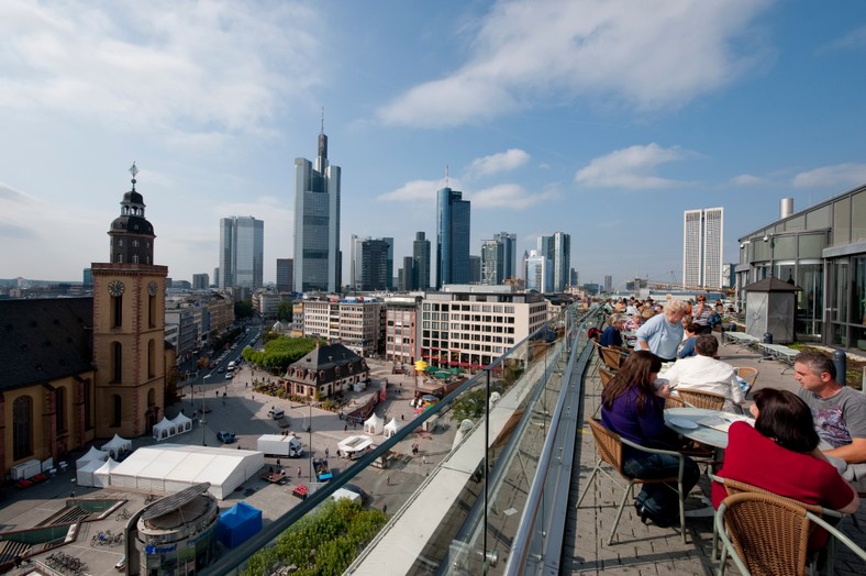 Lokal z widokiem na Frankfurt.