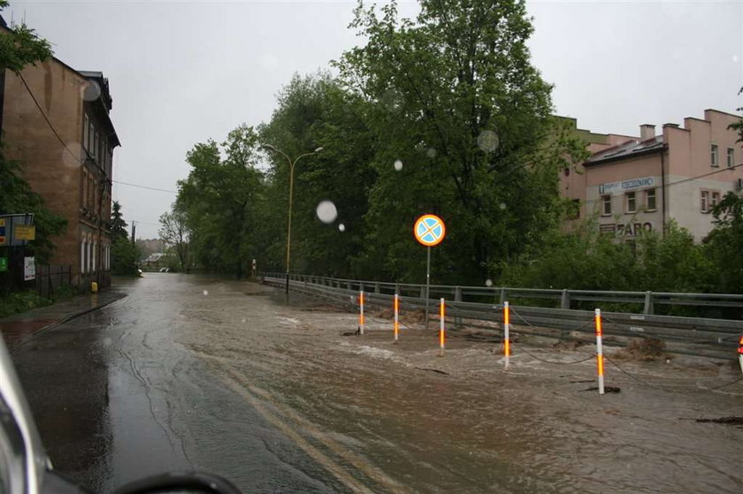 Przez silne ulewy szczególnie w województwach śląskim i małopolskim wylało wiele rzek, a inne zbliżają się do przekroczenia stanu alarmowego