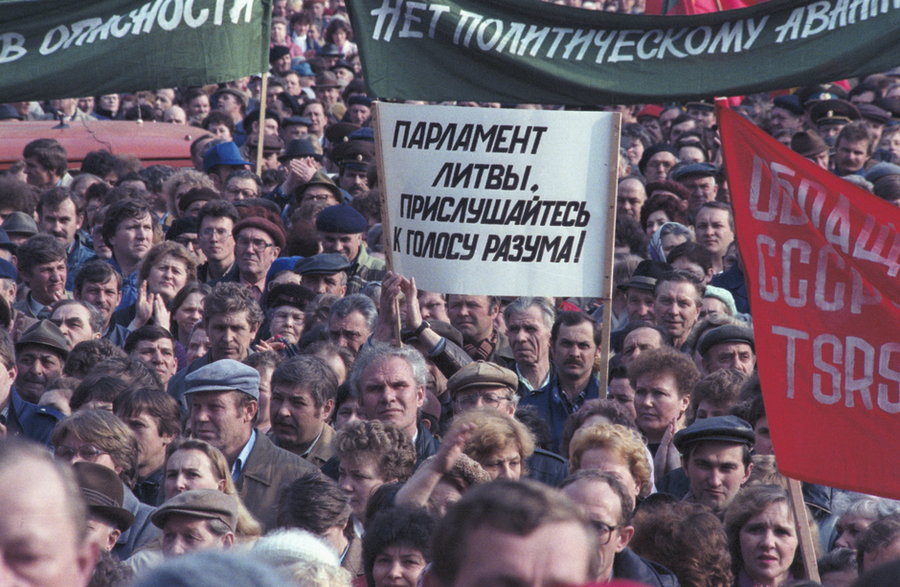 Wilno, 5 kwietnia 1990 r. Po ogłoszeniu niepodległości przez Litwę zwolennicy suwerenności domagają się uznania deklaracji przez ZSRR