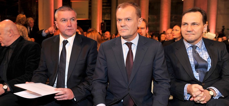 Paweł Graś pędził do Tuska niczym Frog. Limuzynę wyniosło z pasa